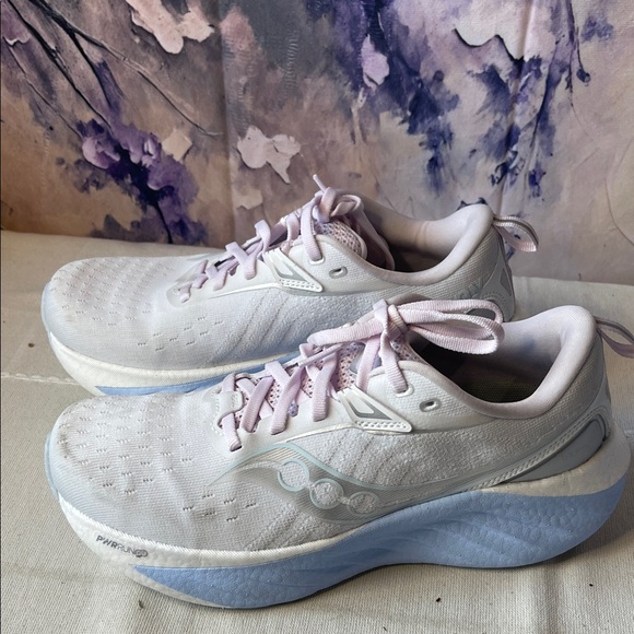 Saucony Triumph 22 Women's White and Ice Melt Athletic Shoes - Picture 5 of 10